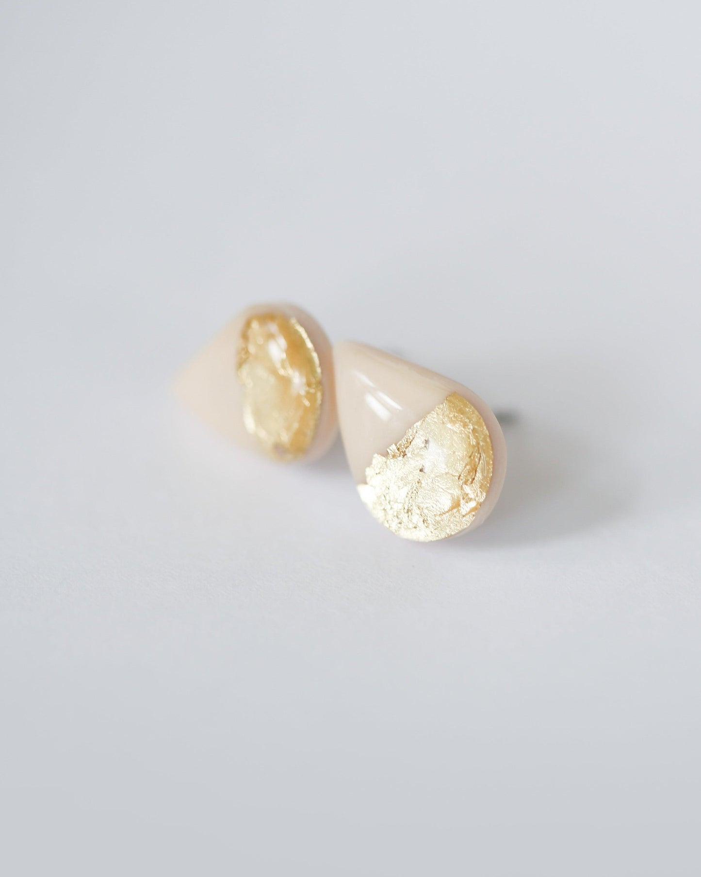 Teardrop champagne gold studs - Ollijewelry