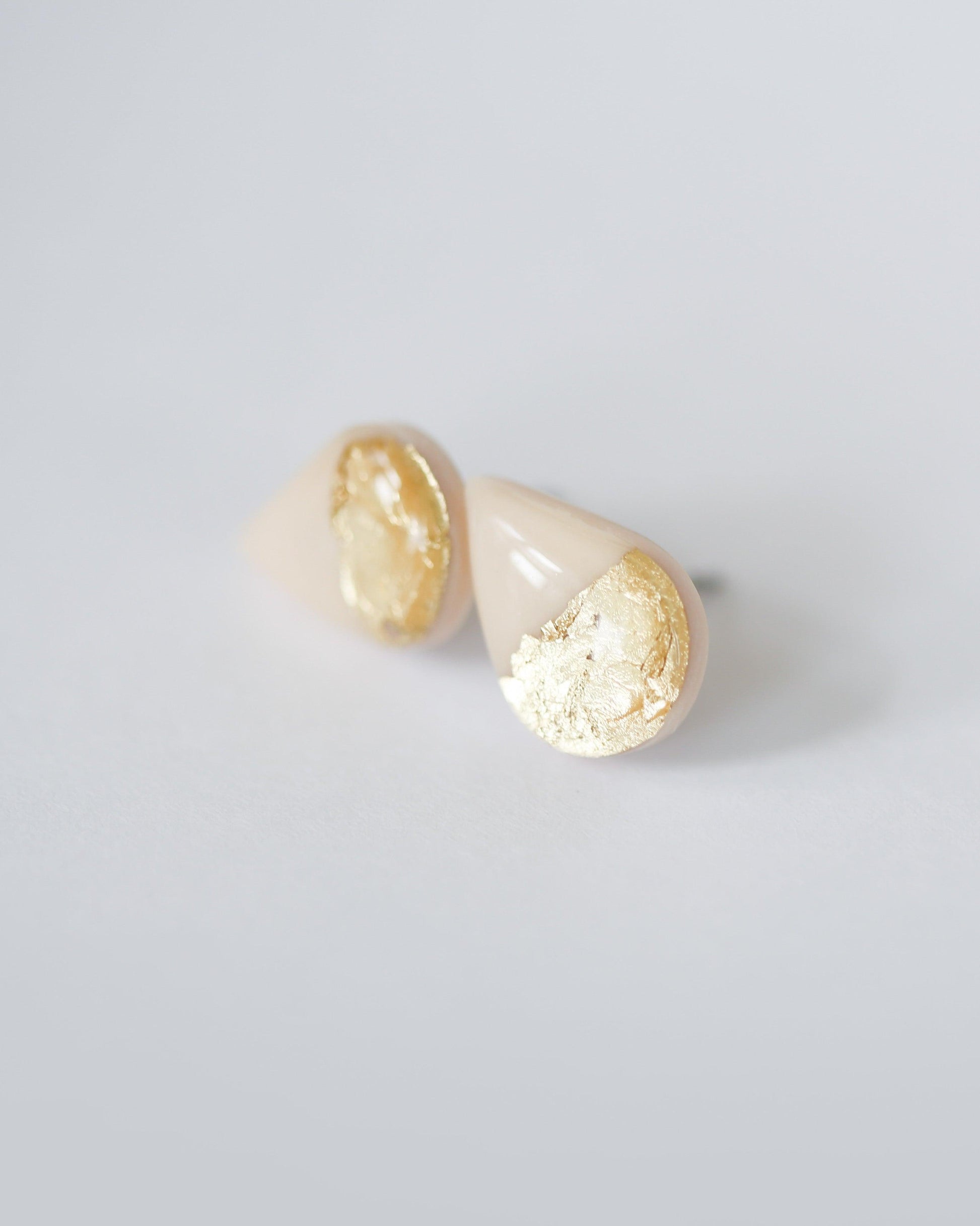 Teardrop champagne gold studs - Ollijewelry