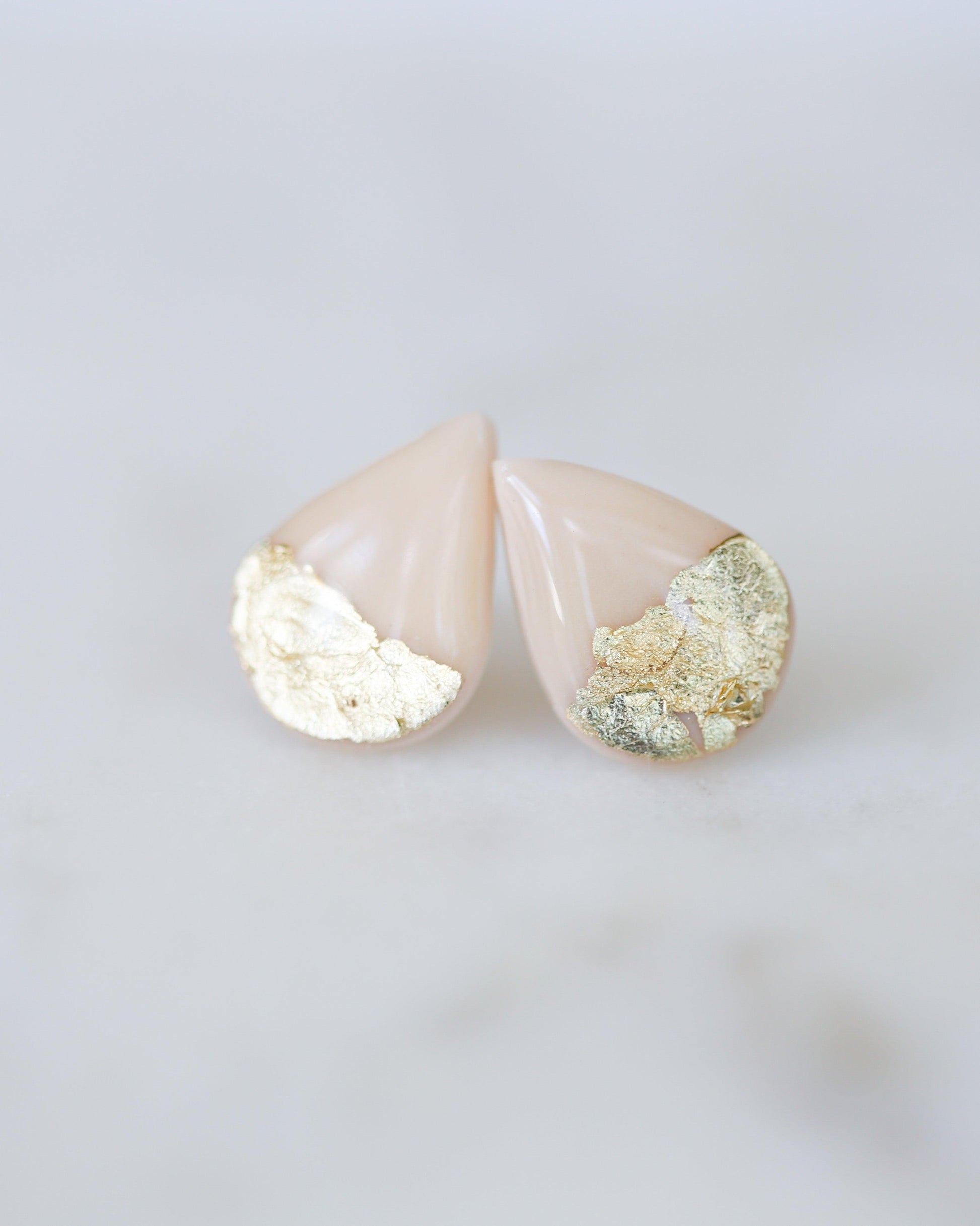 Teardrop champagne gold studs - Ollijewelry