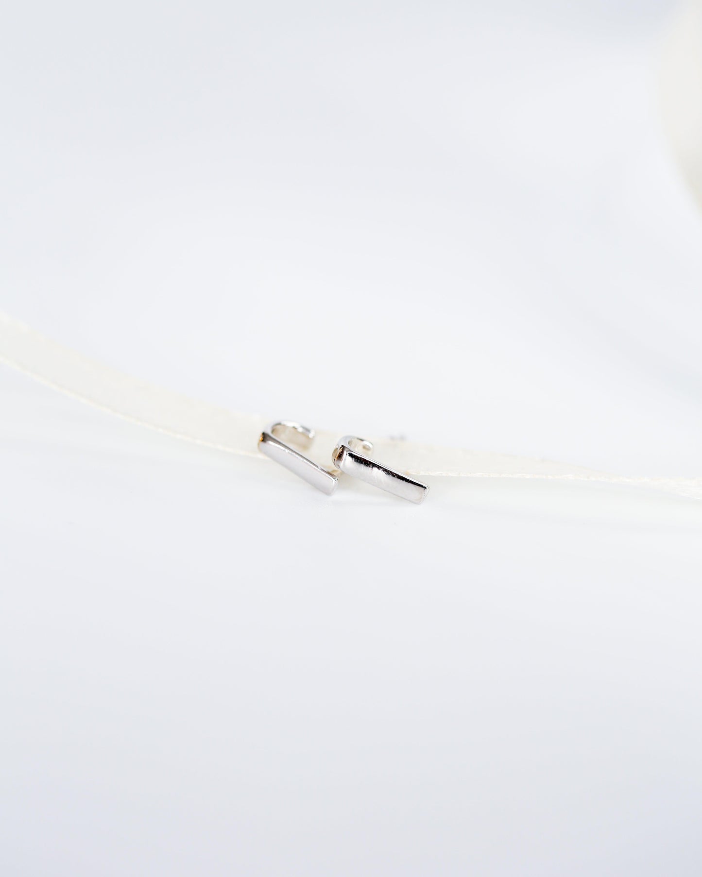 The Nicole in sterling silver Tiny suspender hoop earrings - Ollijewelry