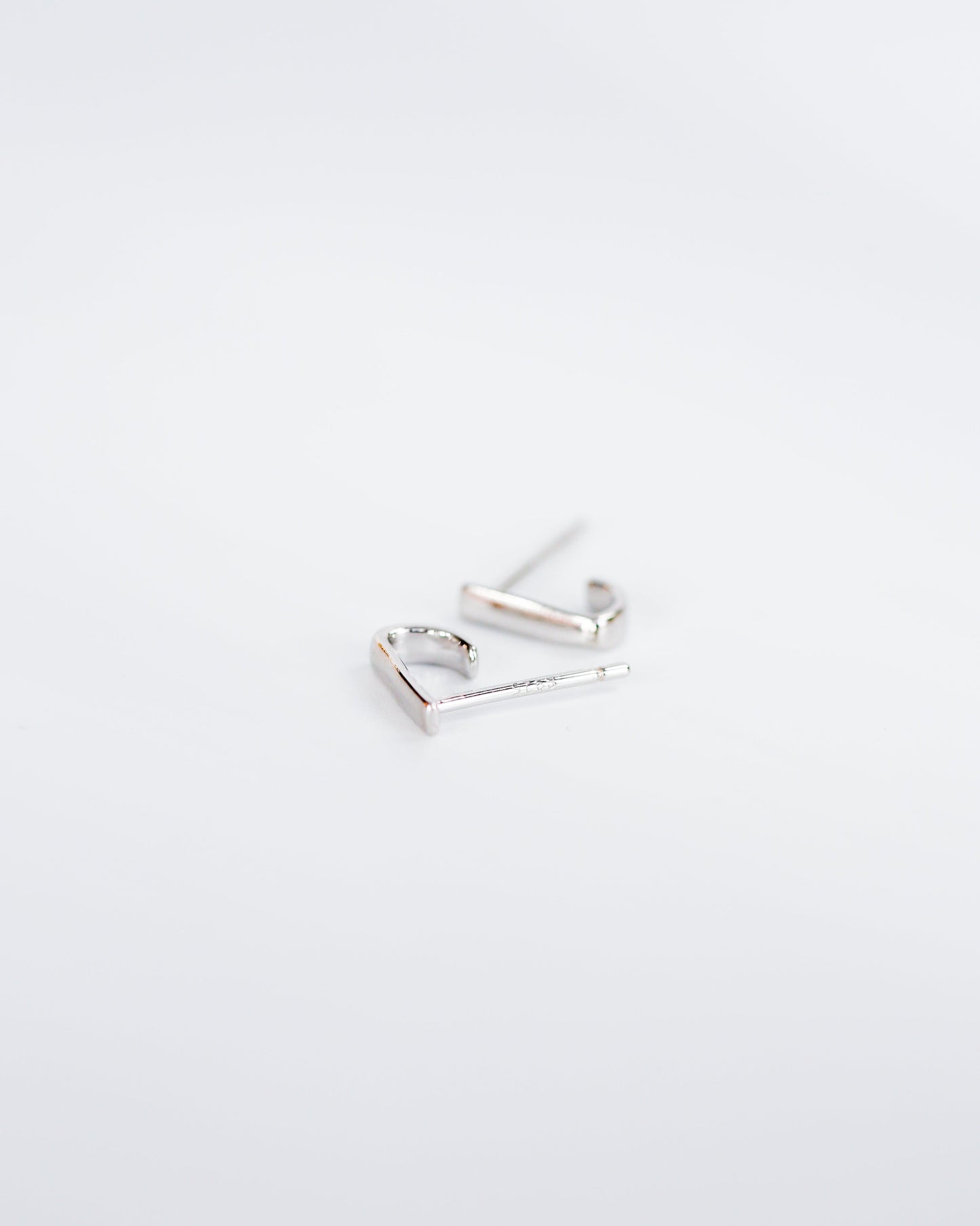 The Nicole in sterling silver Tiny suspender hoop earrings - Ollijewelry